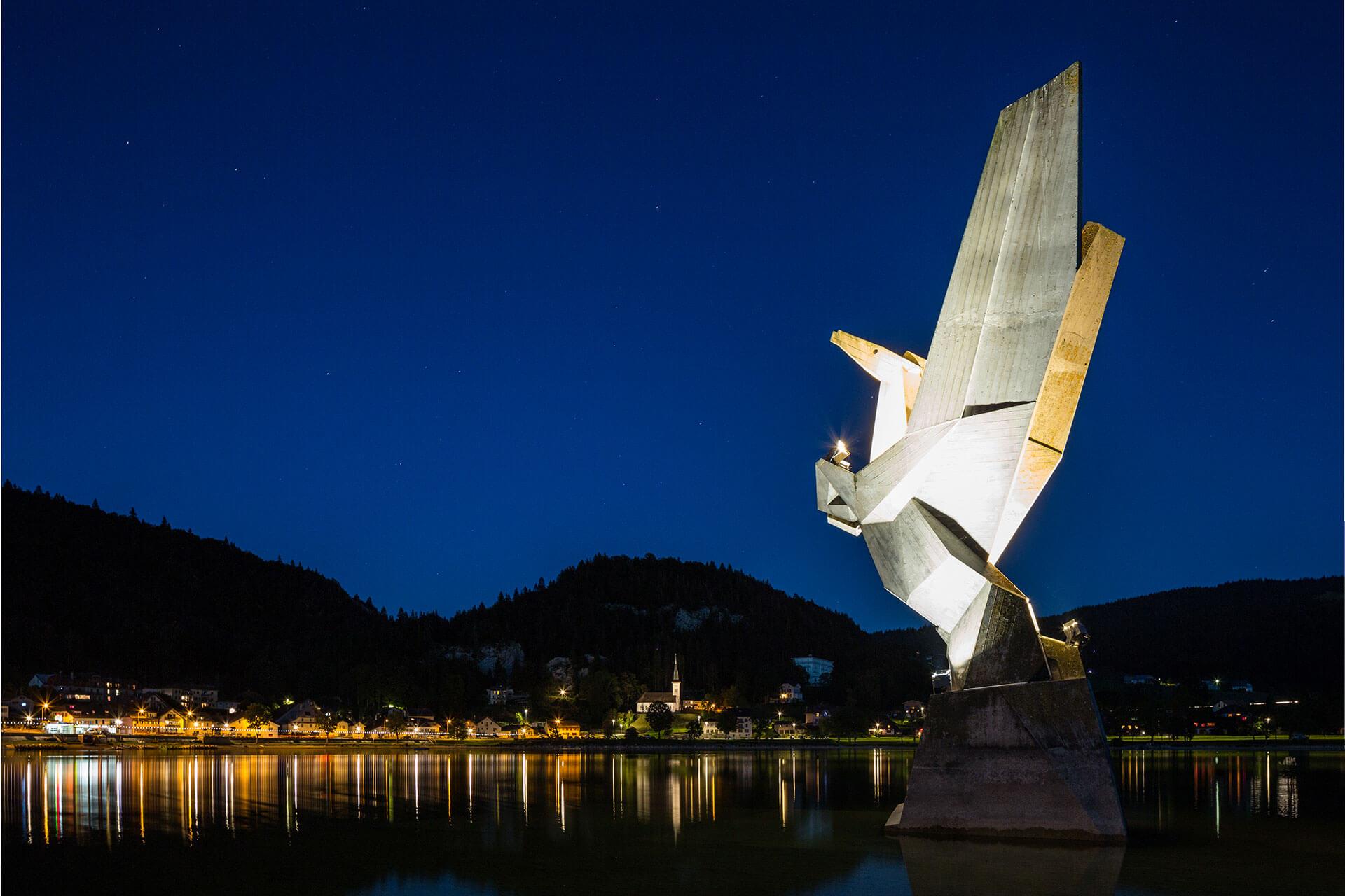 Schréder floodlights provide uniform illumination to enhance this iconic statue for locals