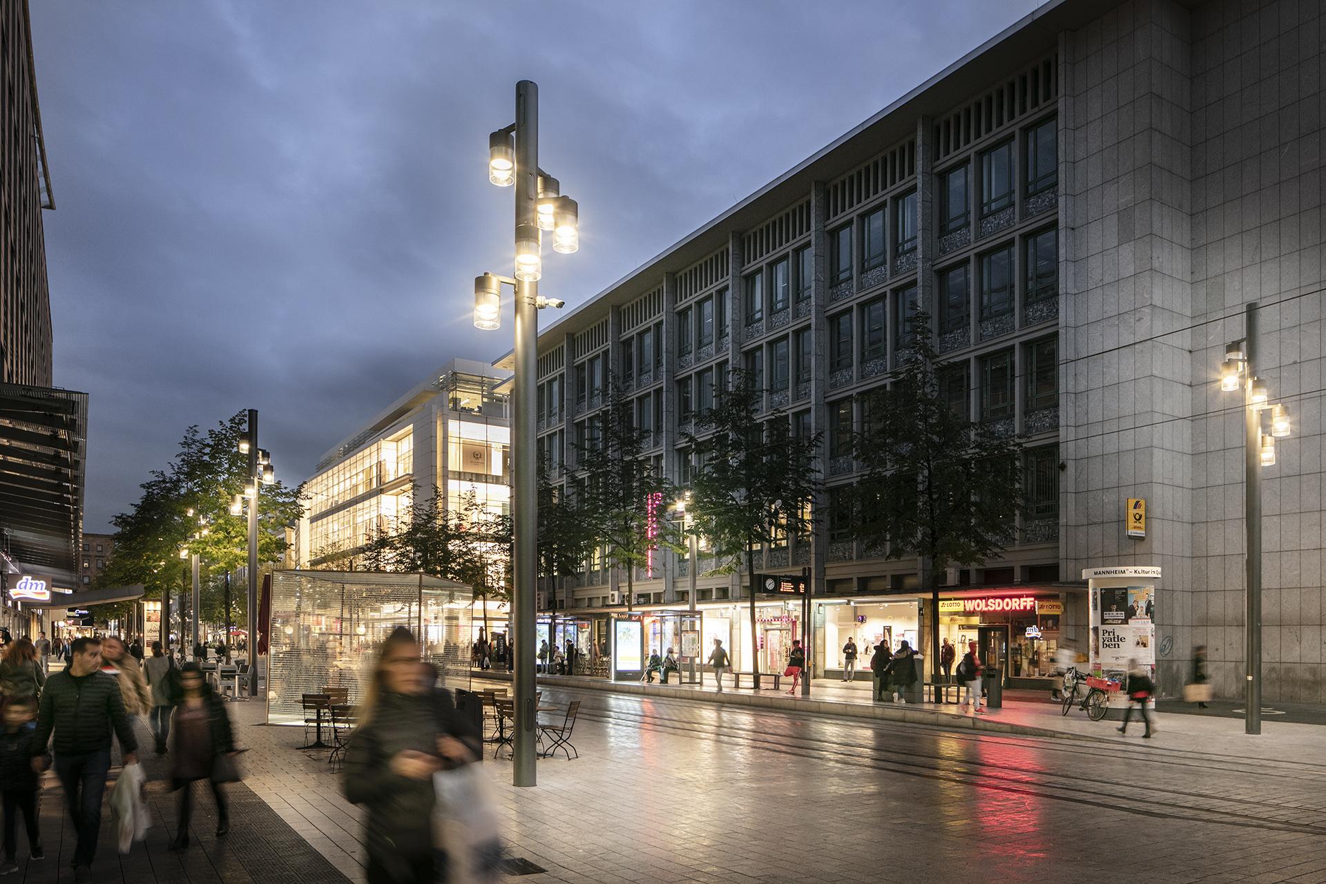 Schréder entwarf eine maßgeschneiderte Leuchte für die Beleuchtung des berühmten Einkaufszentrums Planken, die den Charakter der Stadt widerspiegelt